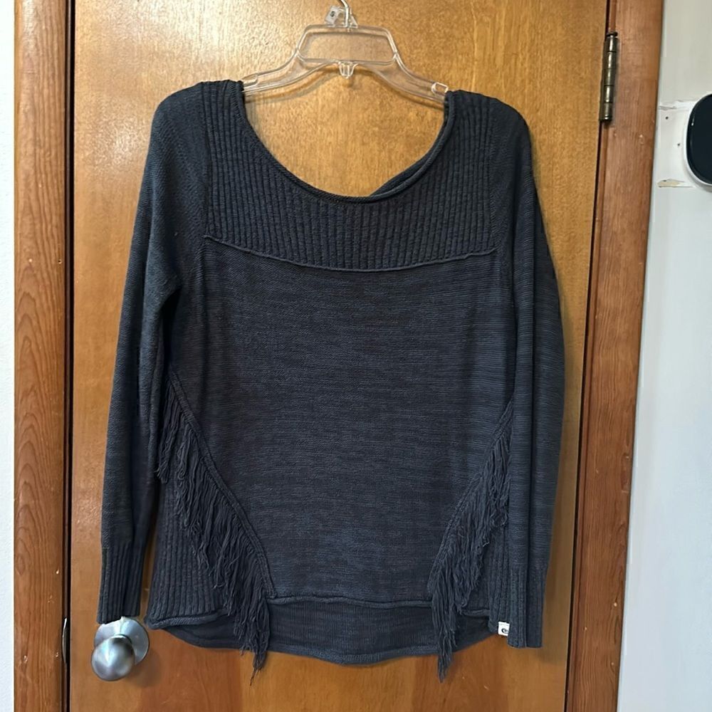 Oversized gray ripcurl light sweater with fringe.